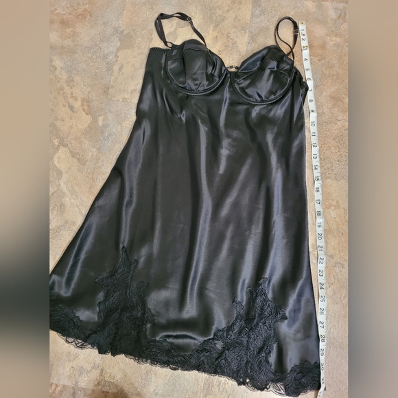 Satiny Lacy Lingerie with adjustable straps - Picture 5 of 7